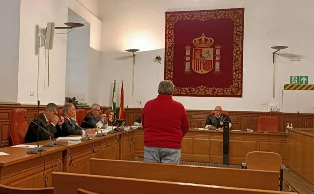 El procesado, este lunes, durante la primera sesión del juicio, que cuenta con un jurado popular y se ha desarrollado en la Audiencia de Granada.
