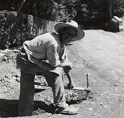 Hombre cavando una zanja.