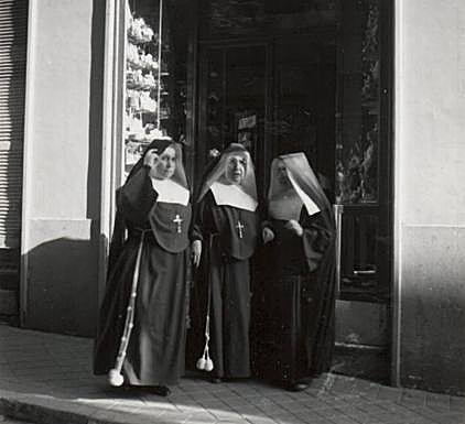 Monjas en la acera.