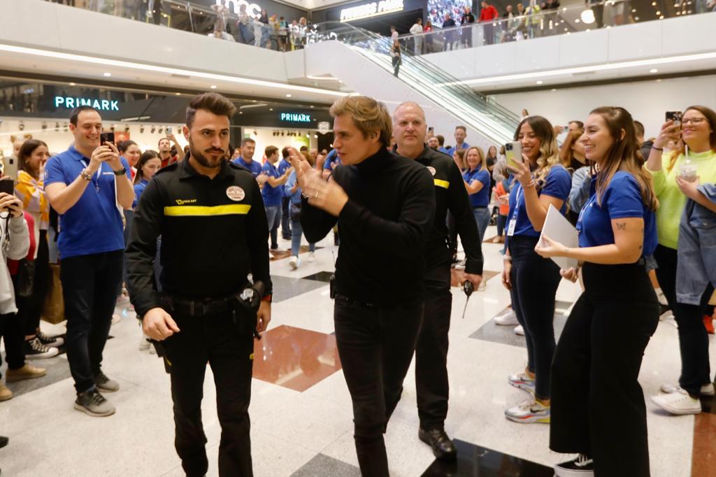 El cantante ha inaugurado una conocida tienda de la ciudad en el CC Nevada. 