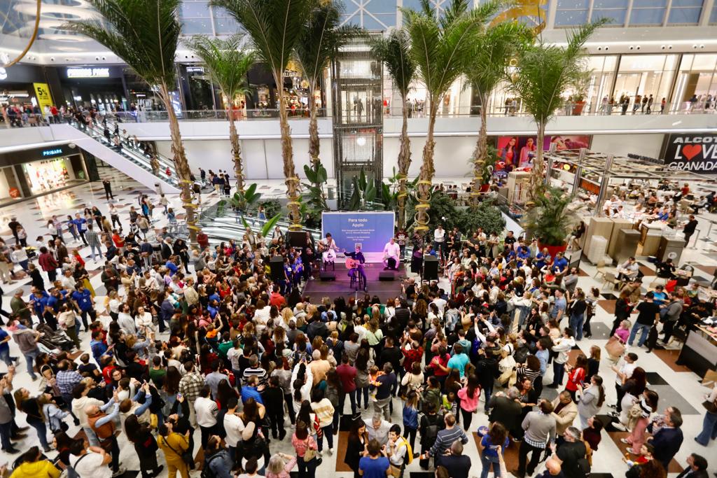 El cantante ha inaugurado una conocida tienda de la ciudad en el CC Nevada. 
