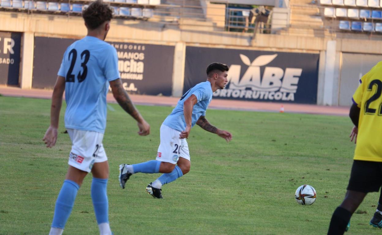 Alberto Fuentes lleva el balón en una jugada de ataque del conjunto celeste.