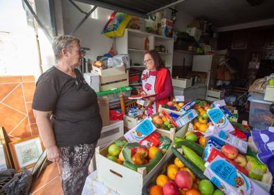 Imagen secundaria 1 - En la primera y la última imagen, las familias en el salón. En la segunda, Lucía junto a Araceli, de la Asociación de Mujeres La Gran Familia. 
