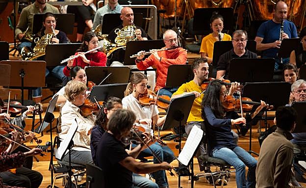 La Joven Academia, con jóvenes y veteranos compartiendo atril.