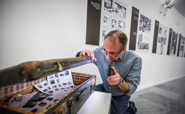 Enrique Bonet curiosea en la maleta de Penón. 