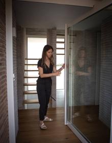 Imagen secundaria 2 - Cristalera corredera que separa el salón del solarium, cuarto de baño de la parte superior iluminado por ventanales en pared y cubierta y puerta de entrada al interior de la vivienda. 