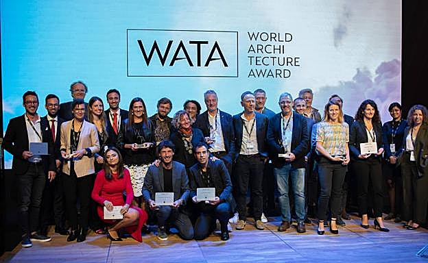 Foto de familia de los premiados. 
