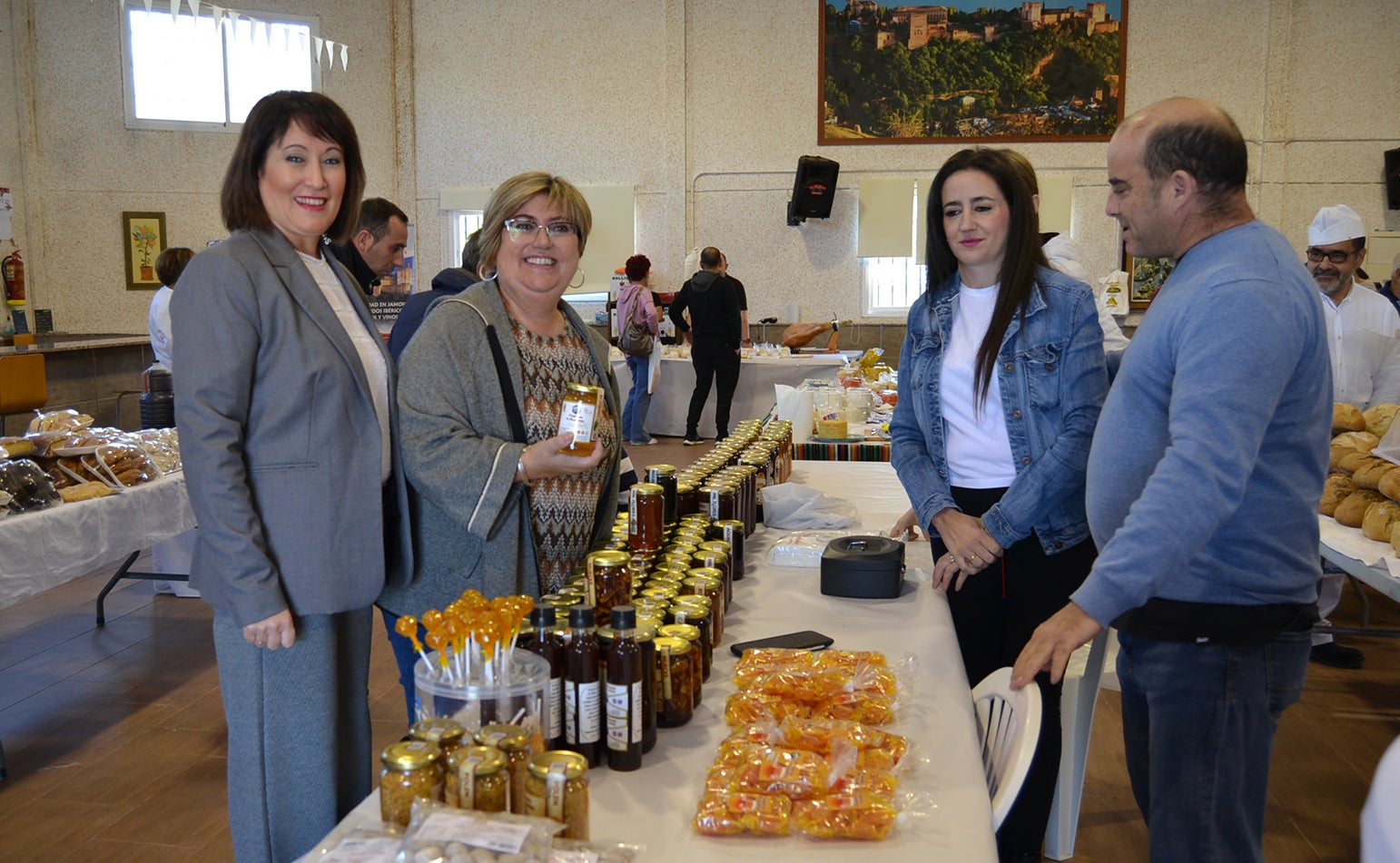 Imagen secundaria 2 - La diputada Ana Muñoz y la alcaldesa Pilar Romero inauguraron la feria.