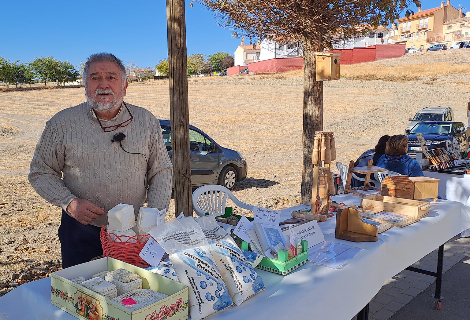 Imagen secundaria 1 - La diputada Ana Muñoz y la alcaldesa Pilar Romero inauguraron la feria.