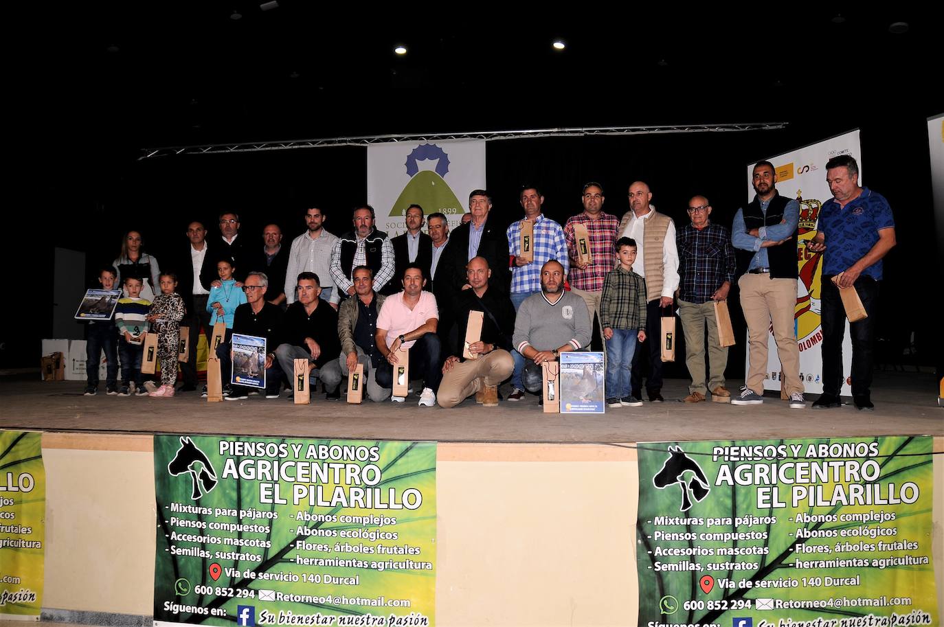 Todos los premiados posan sobre el escenario.