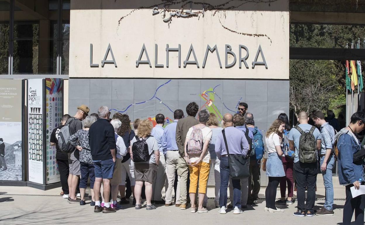 Turistas en la Alhambra.