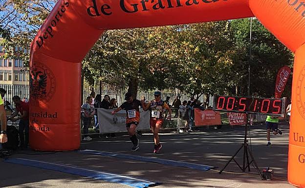 Imagen principal - Arriba, una pareja de corredores cruza la línea de meta. Abajo, a la derecha, varios atletas corren en los últimos metros de la carrera y, a la izquierda, la marchadora María Pérez, tras cruzar la línea de llegada. 