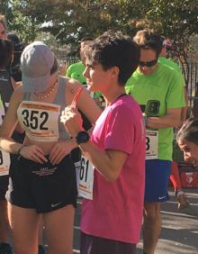Imagen secundaria 2 - Arriba, una pareja de corredores cruza la línea de meta. Abajo, a la derecha, varios atletas corren en los últimos metros de la carrera y, a la izquierda, la marchadora María Pérez, tras cruzar la línea de llegada. 