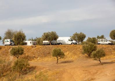 Imagen secundaria 1 - Solo un paseo por el cerro de San Miguel basta para ver caravanas aparcadas y tiendas en el monte. 