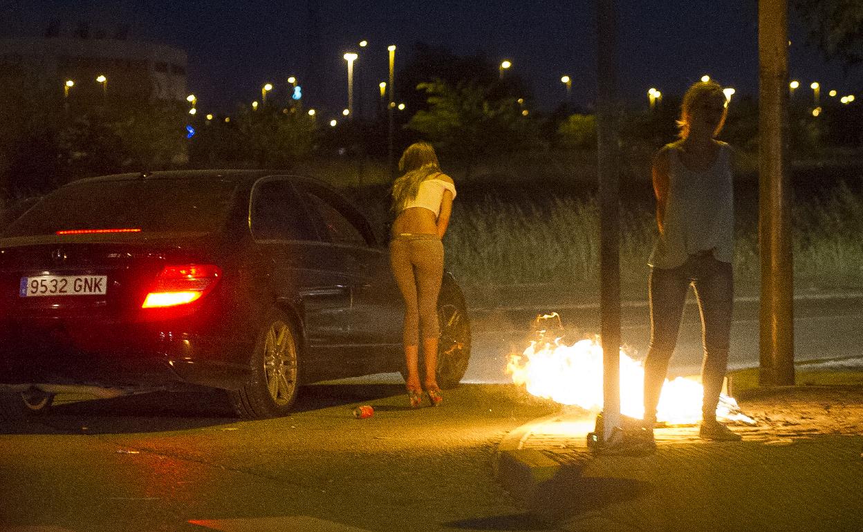 Una prostituta se calienta junto a una hoguera en una carretera de Madrid. 