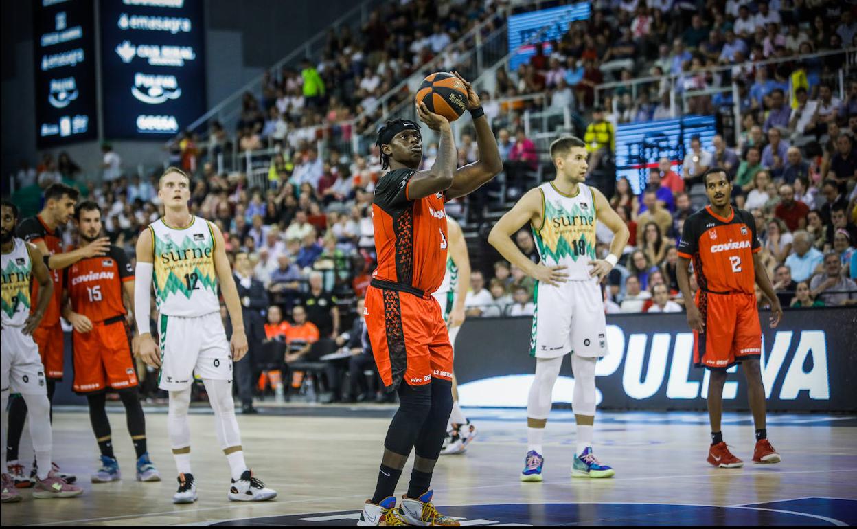 Thomas Bropleh lanza un tiro libre en el Palacio de los Deportes.