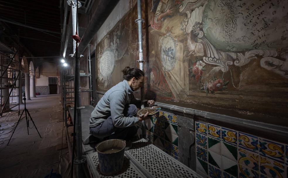 El equipo de restauración que dirige Julia Ramos está trabajando en los frescos de la primera crujía. 