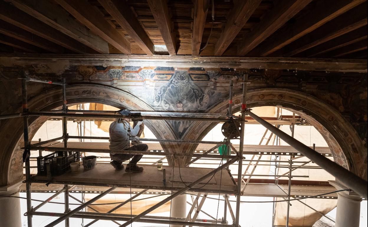 Trabajando en la restauración de los frescos de la primera crujía. 