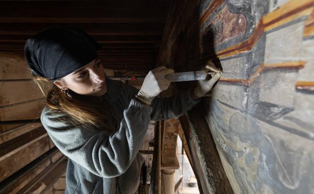 Imagen principal - Inyectando resina en el soporte, detalle de uno de los frescos y restauración de una de las leyendas. 