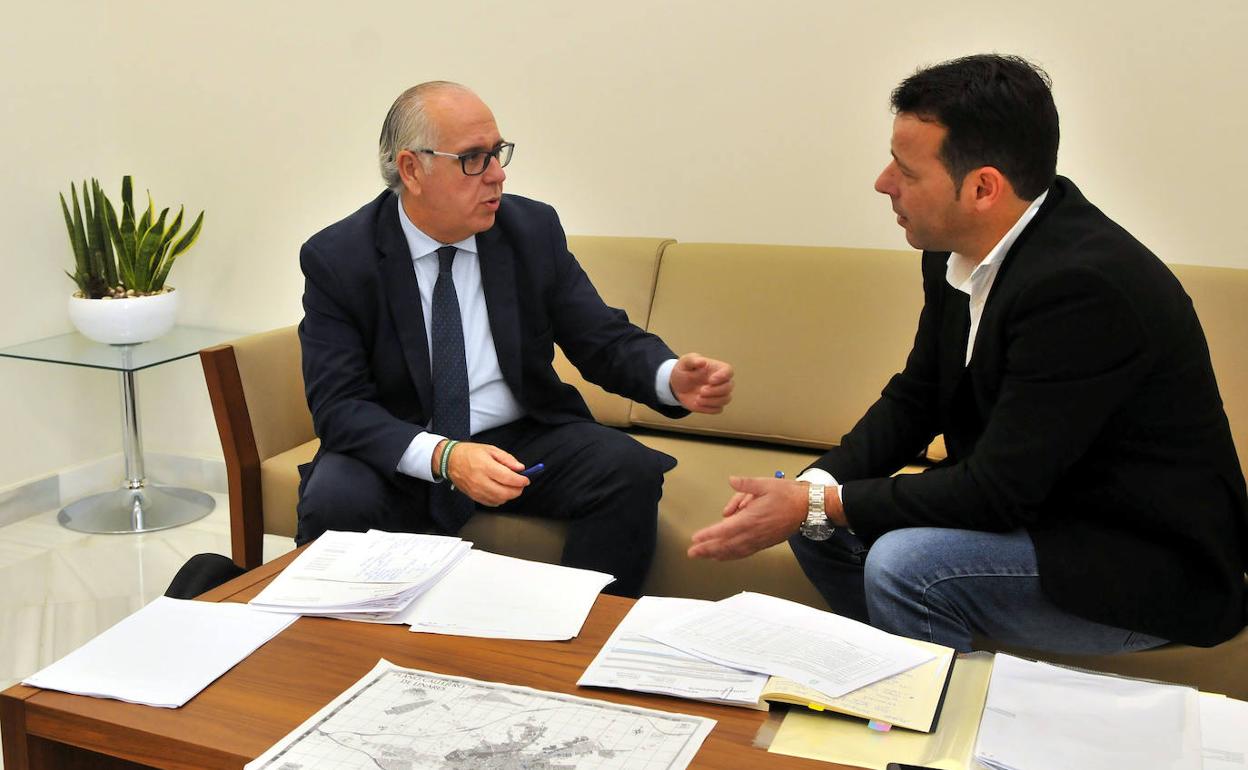 Reunión entre el delegado del Gobierno andaluz y el alcalde de Linares, en el Ayuntamiento. 