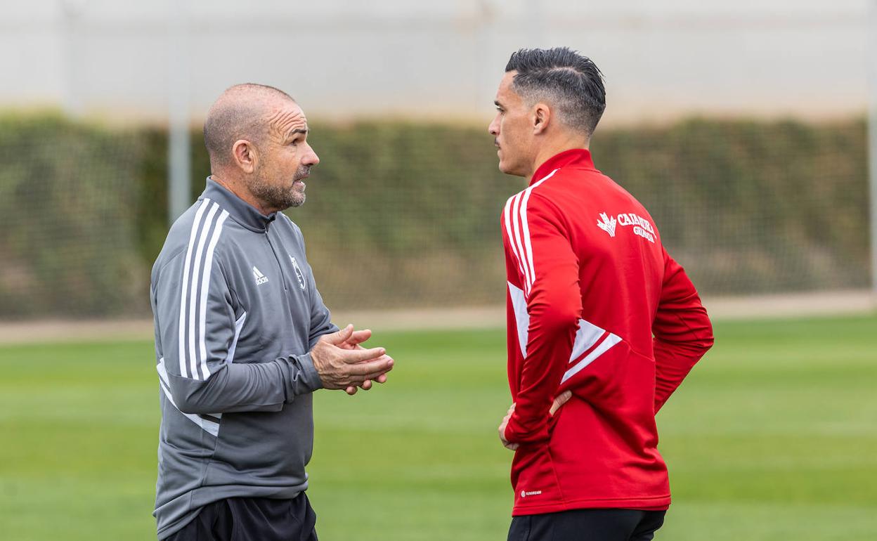 Paco López, durante una conversación con José Callejón. 