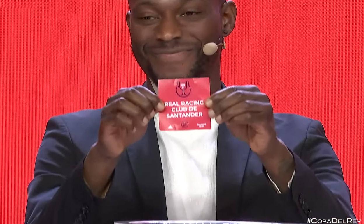 Momento en el que Cedric Omoigui sacaba la bola de su equipo para medirse al Linares. 