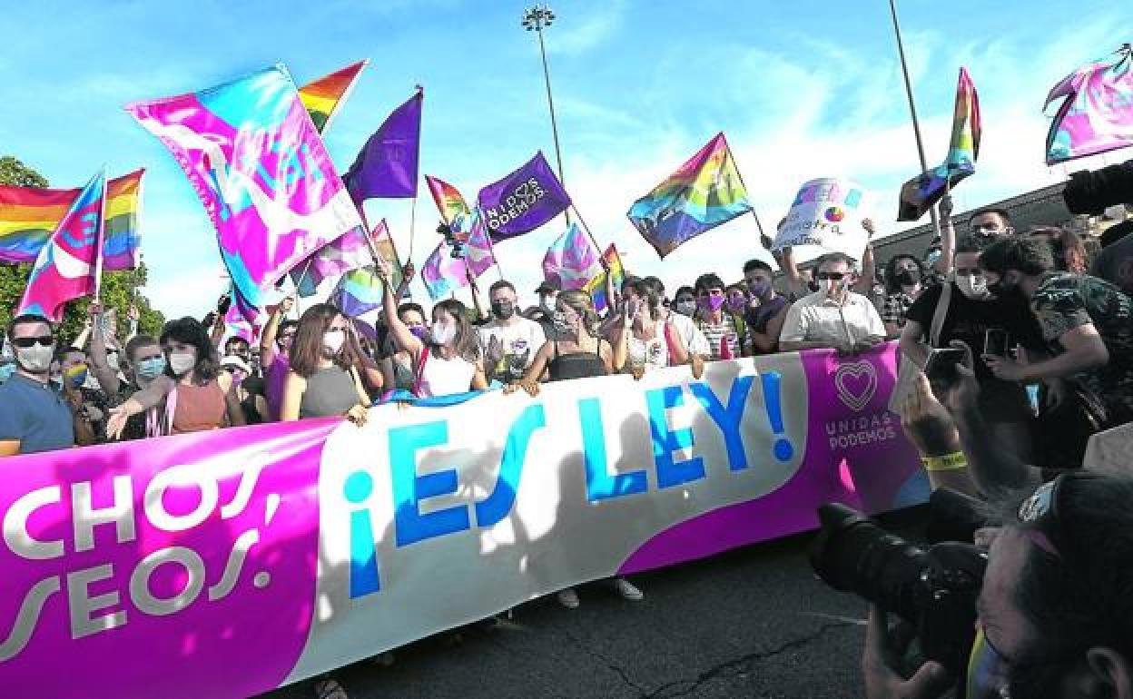 La ministra de Igualdad, Irene Montero, ondea una bandera trans en una marcha del Orgullo del pasao año.