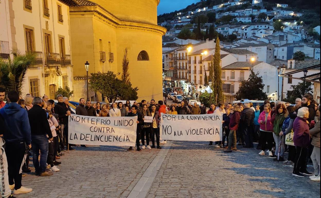 Vecinos concentrados frente a la iglesia de Montefrío. 