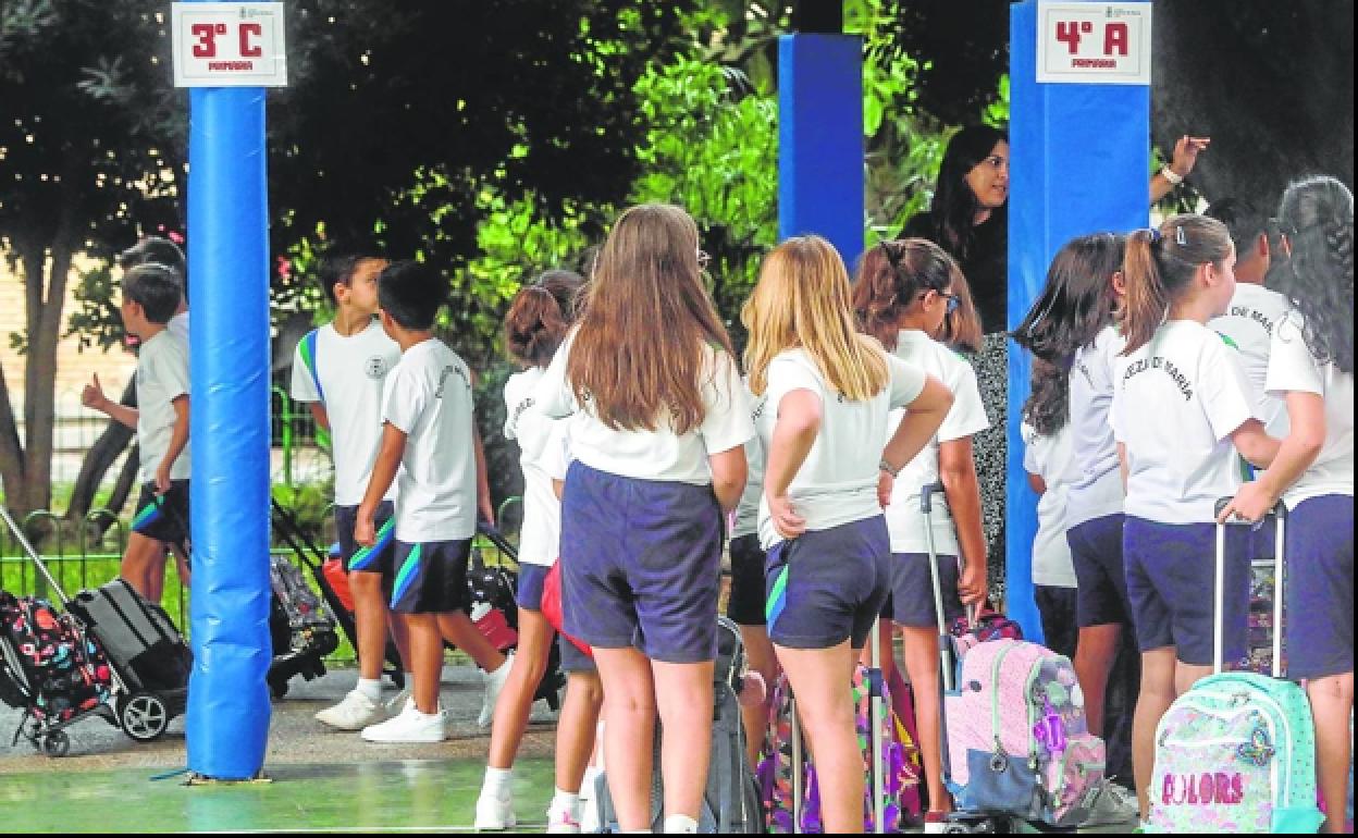 Alumnos durante el primer día de clase en un colegio de Valencia.