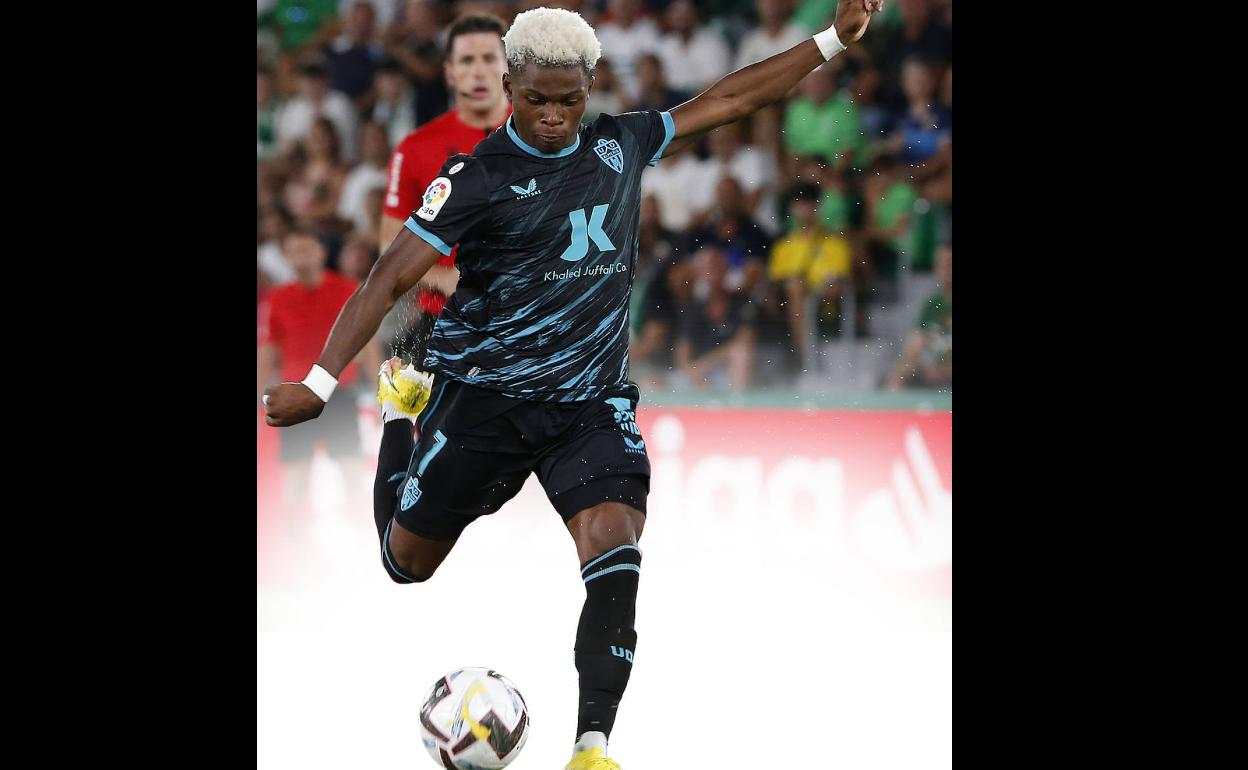 Largie dispara a puerta.