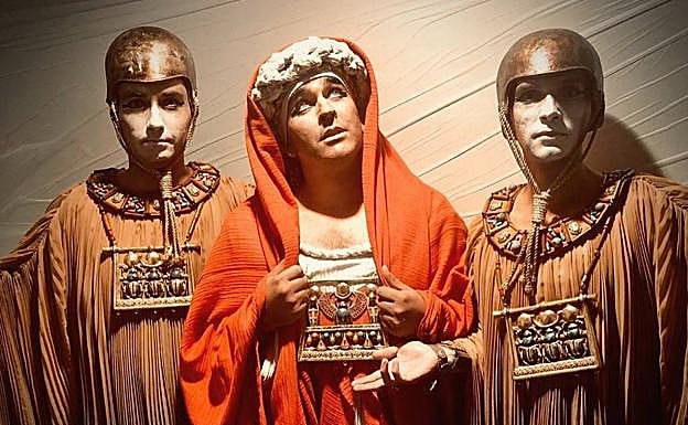 Arance, entre dos de los guardianes del templo. 