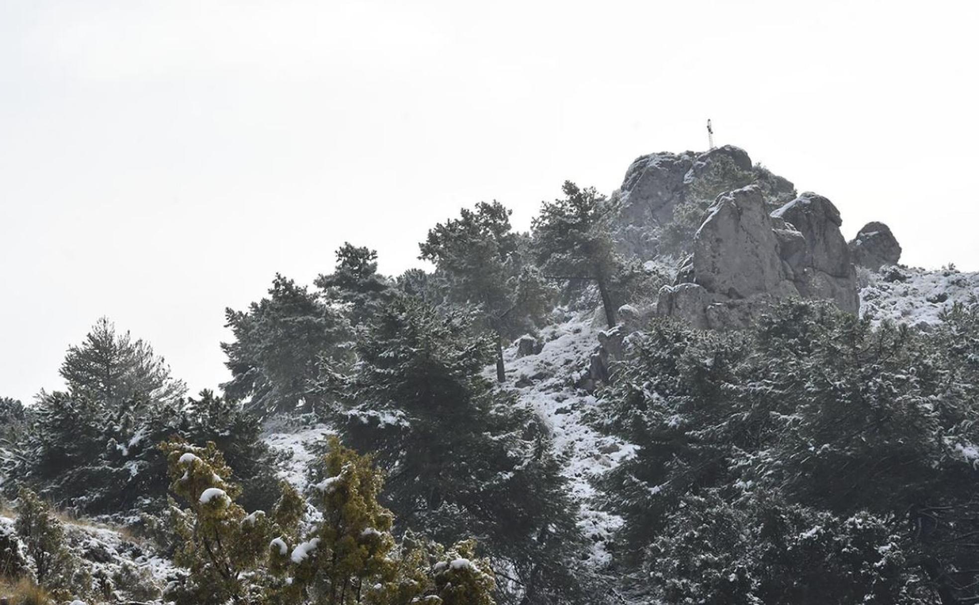 La Cruz de Víznar llena de nieve.