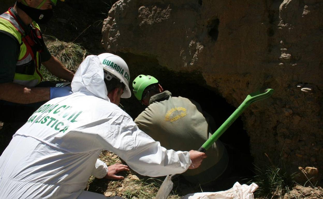 Guardia Civil con el cadáver de Ramón aparecido en mayo.
