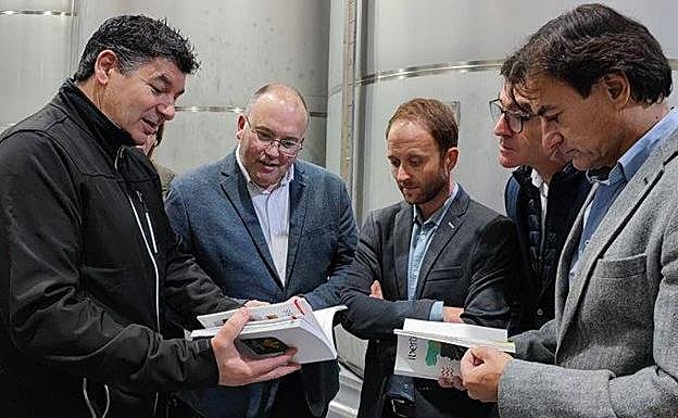 Francisco García (izquierda) explica a Miguel Tellado, Erik Domínguez, Luis Mariano Camacho y José Agustín González la guía Iber Oleum. 