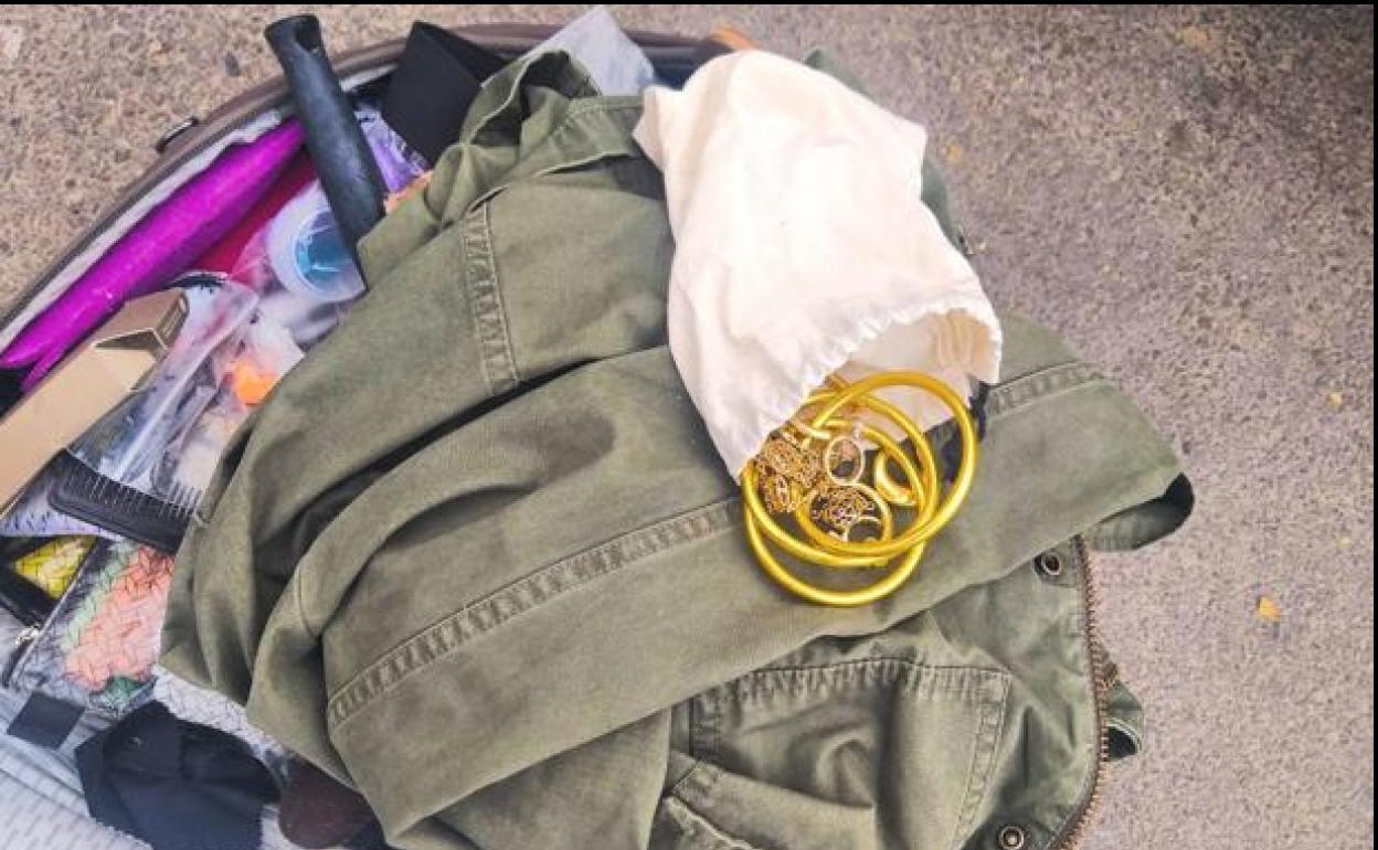 La maleta abandonada por los cacos sin percatarse de que contenía joyas.