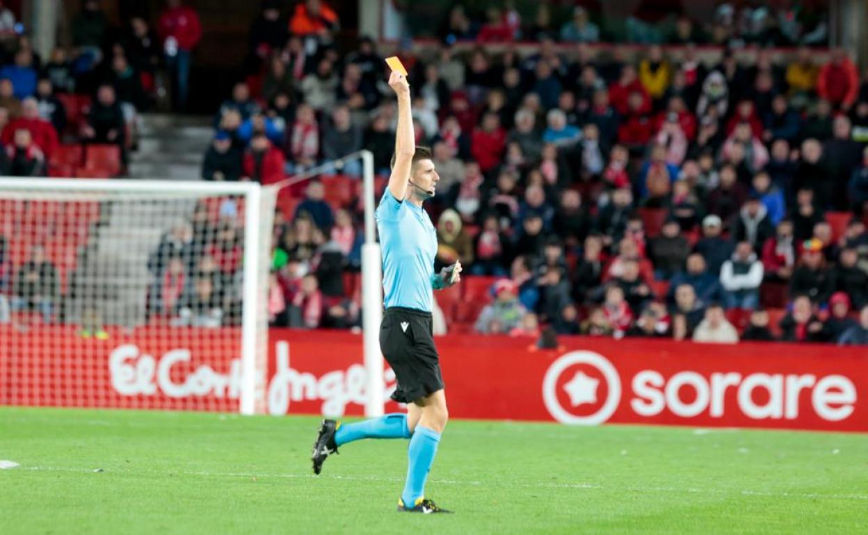 Moreno Aragon muestra una de las dos cartulinas rojas al Albacete. 