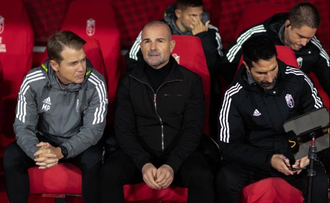 Paco López, sentado en el banquillo en su primer partido al frente del Granada en Los Cármenes. 