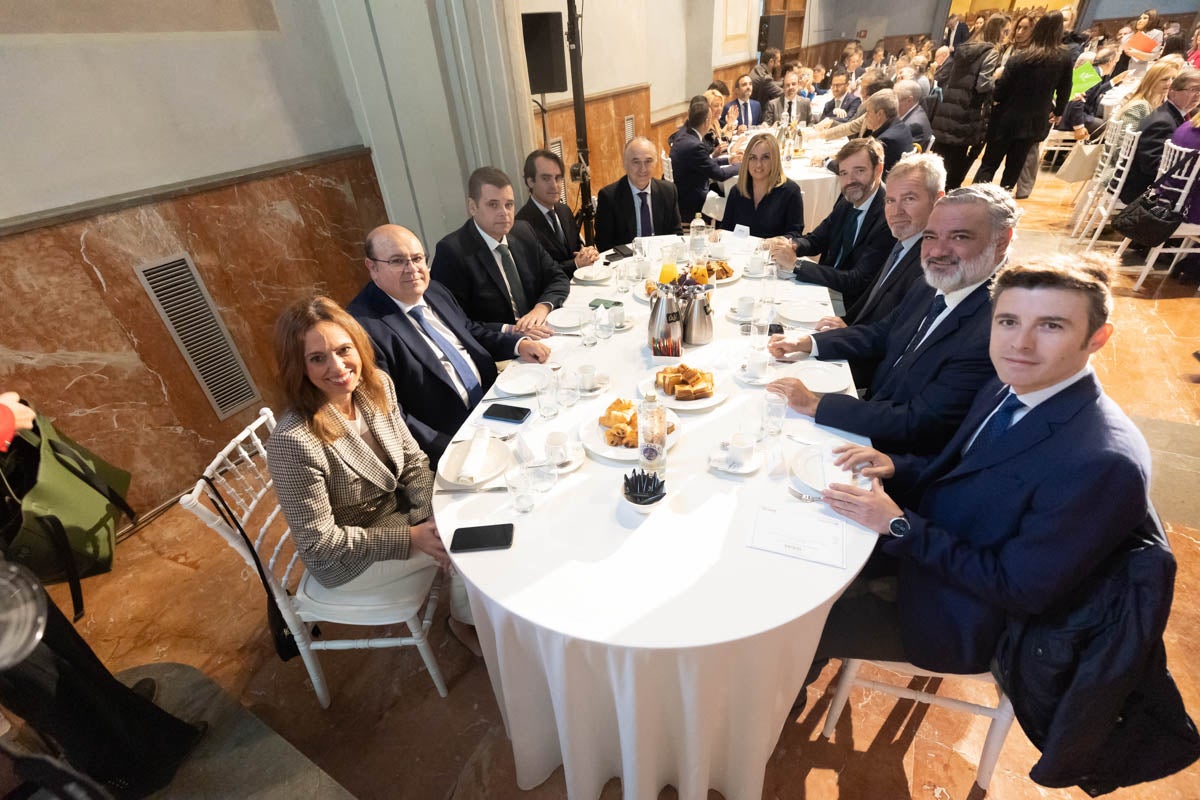 Desayuno informativo con la consejera de Fomento, Marifrán Carazo, en el hotel Santa Paula