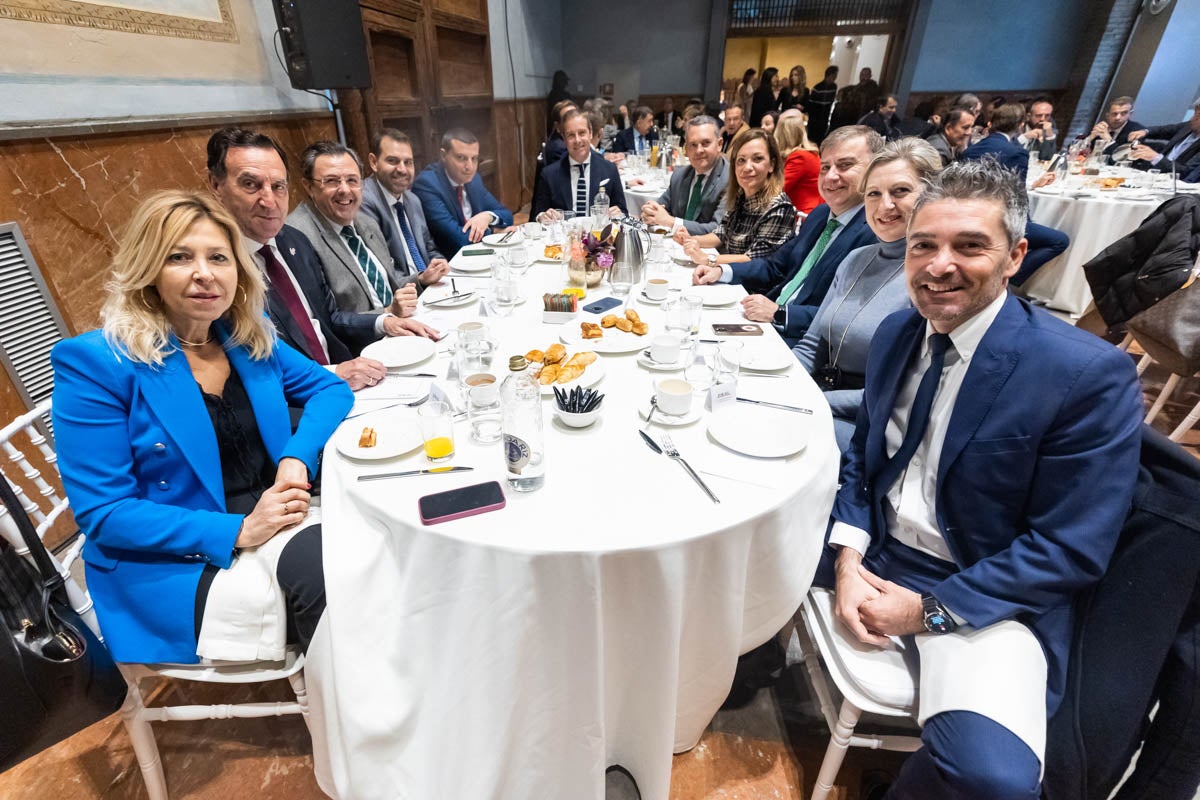 Desayuno informativo con la consejera de Fomento, Marifrán Carazo, en el hotel Santa Paula