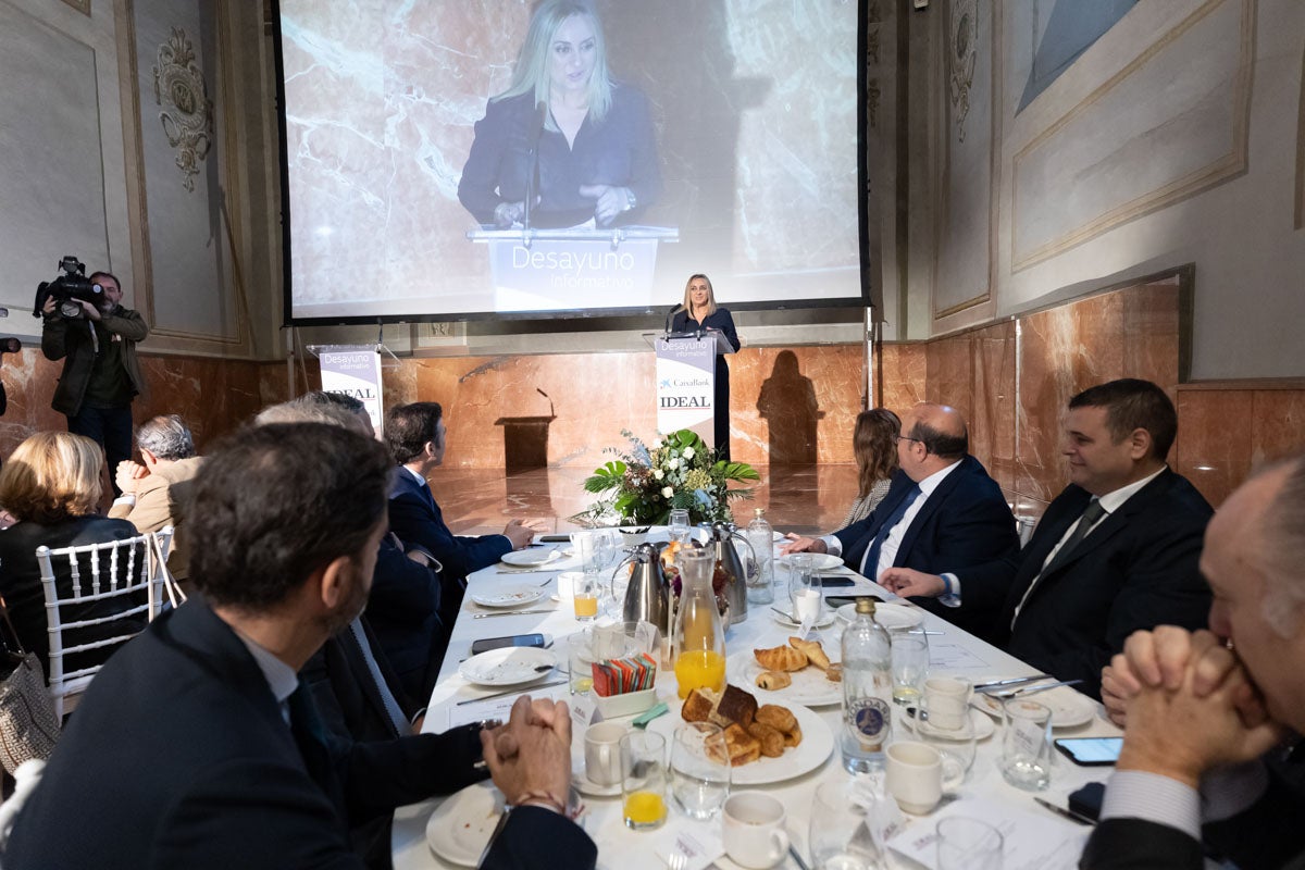 Desayuno informativo con la consejera de Fomento, Marifrán Carazo, en el hotel Santa Paula