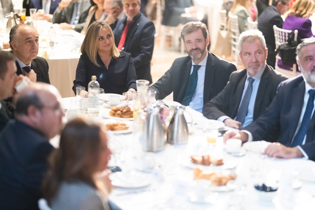 Desayuno informativo con la consejera de Fomento, Marifrán Carazo, en el hotel Santa Paula