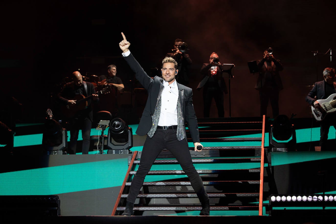 David Bisbal ha celebrado sus veinte años de trayectoria musical con un espectacular concierto en el Power Horse Stadium.