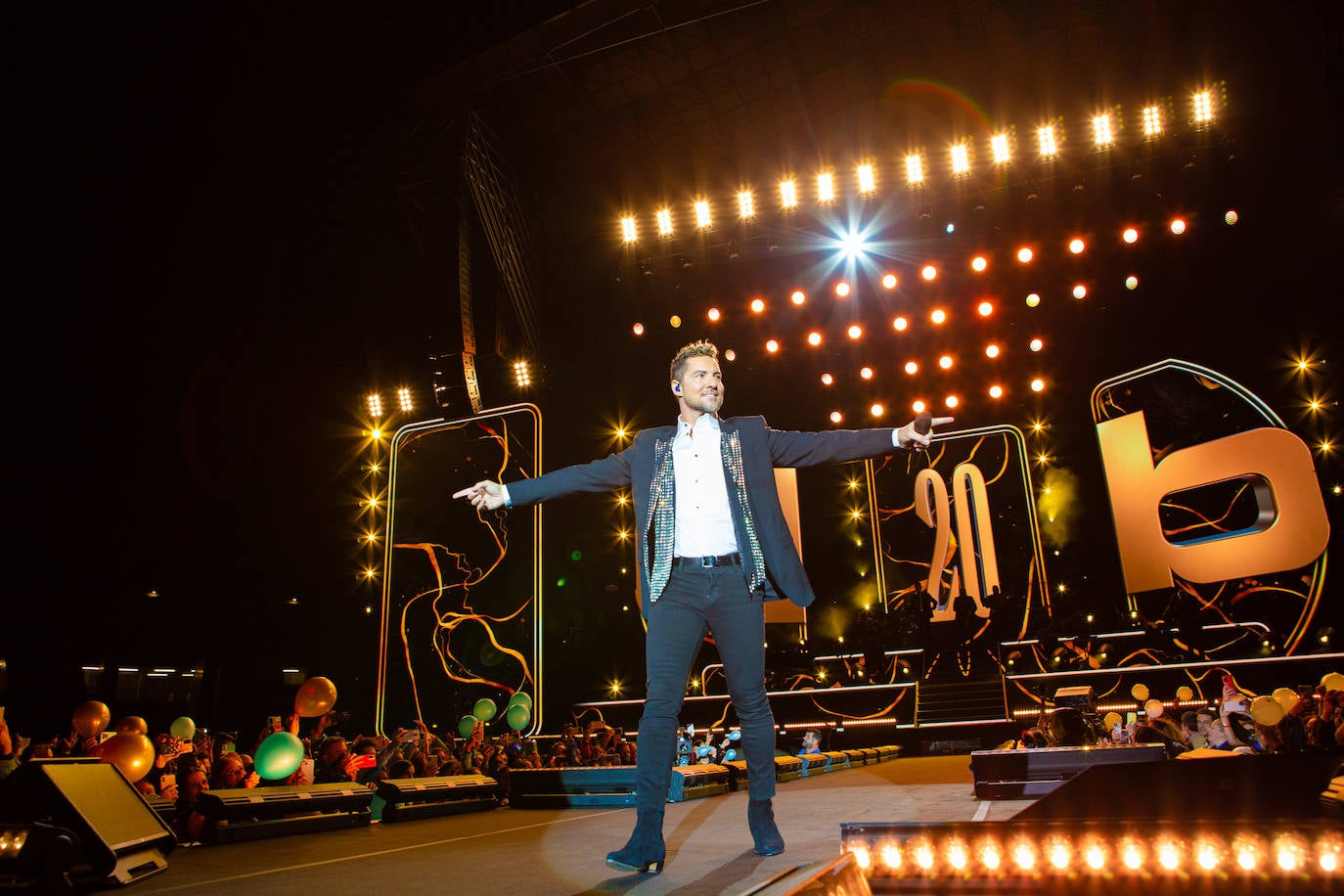 David Bisbal ha celebrado sus veinte años de trayectoria musical con un espectacular concierto en el Power Horse Stadium.