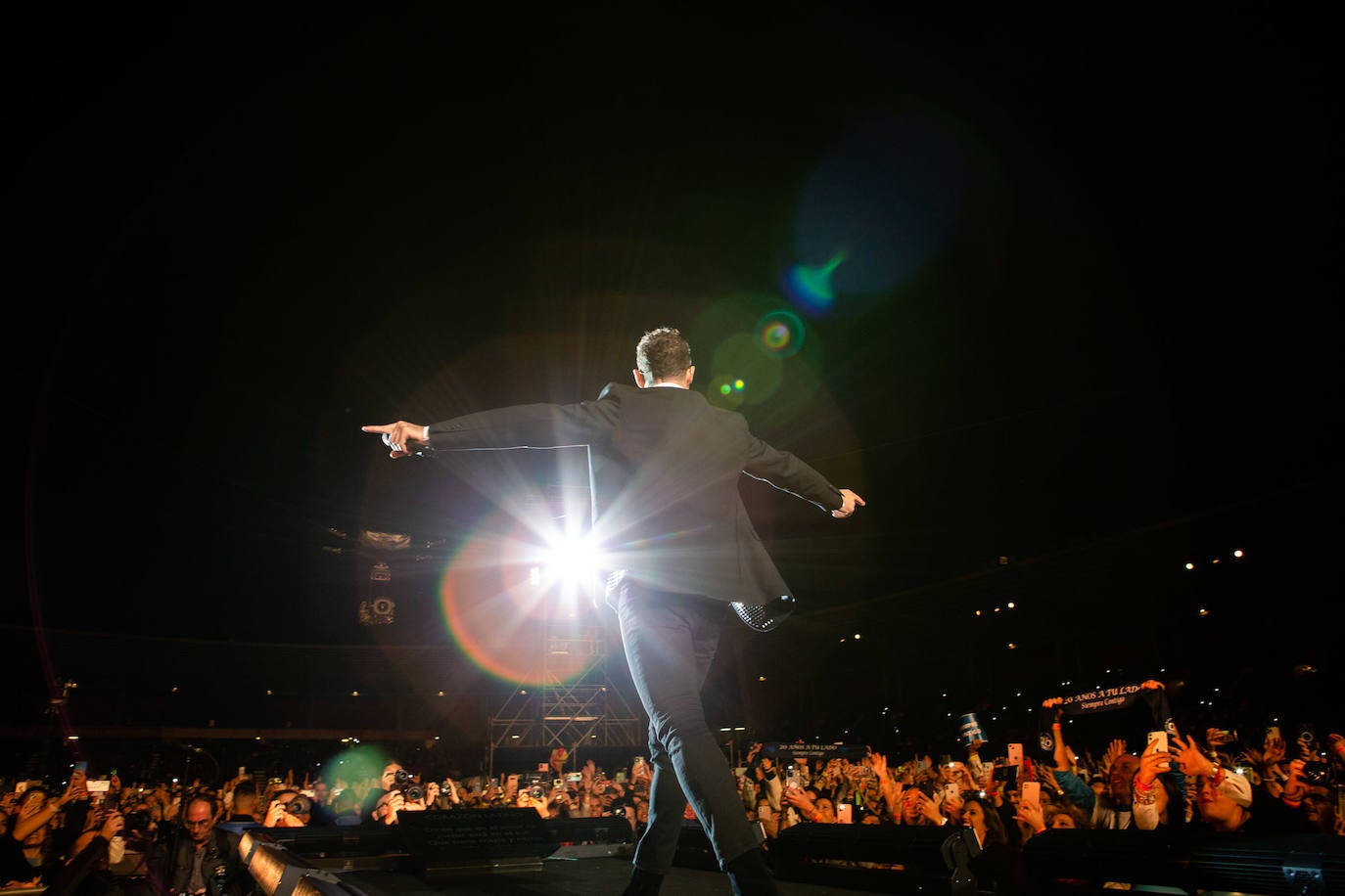 David Bisbal ha celebrado sus veinte años de trayectoria musical con un espectacular concierto en el Power Horse Stadium.