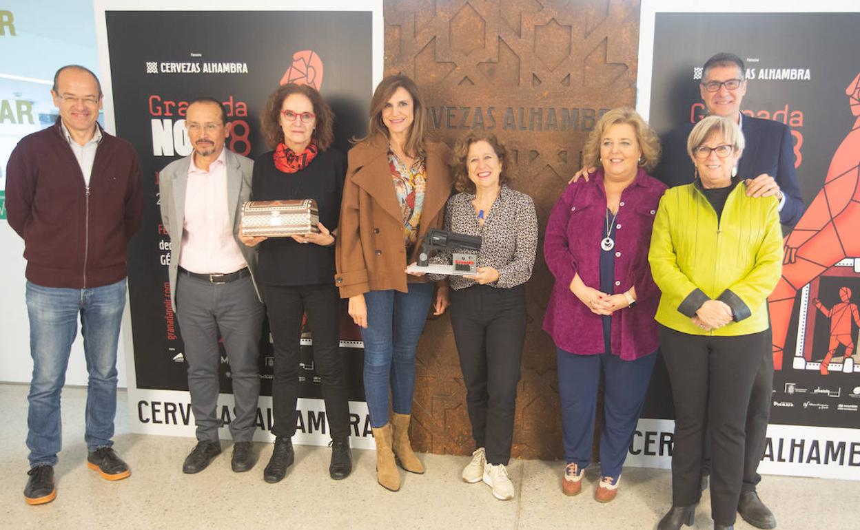 Las autoras premiadas, y representantes institucionales, de Cervezas Alhambra y del Festival. 