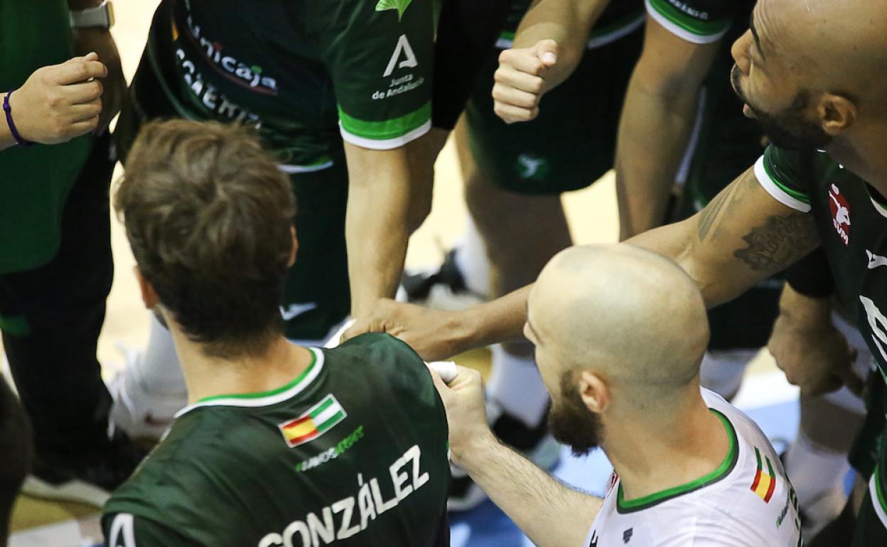 Unicaja Costa de Almería se une para preparar un partido vital frente a Barça Voley.
