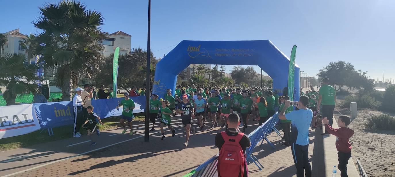 Fotos: Búscate en la Carrera de la AECC en Almerimar