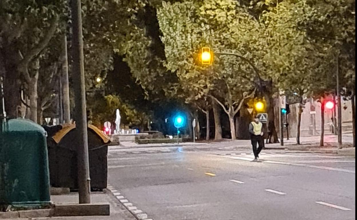 Calle cortada en los aledaños de la Comandancia de la Guardia Civil de Granada