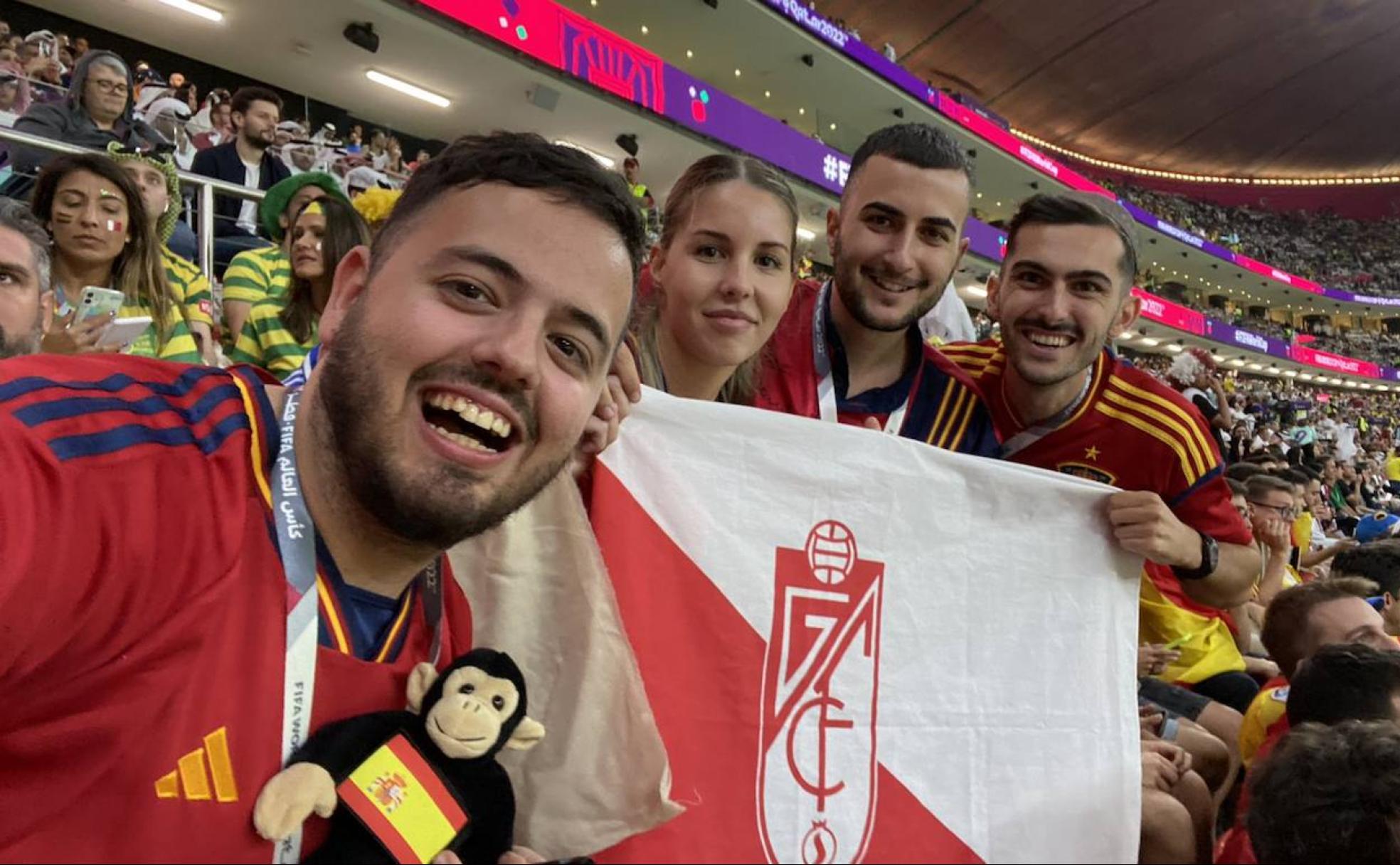 Cuatro de los cinco granadinos en Qatar posan con la bandera del Granada durante el partido inaugural. 