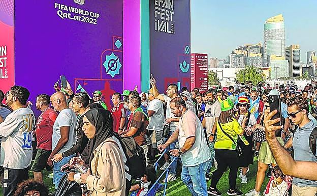 Aficionados de todo el mundo se concentran en la fan zone de Doha